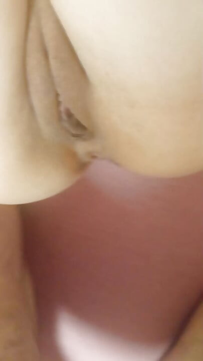 Cowok ini nggak sabar masukin kontolnya ke dalam memek becekku