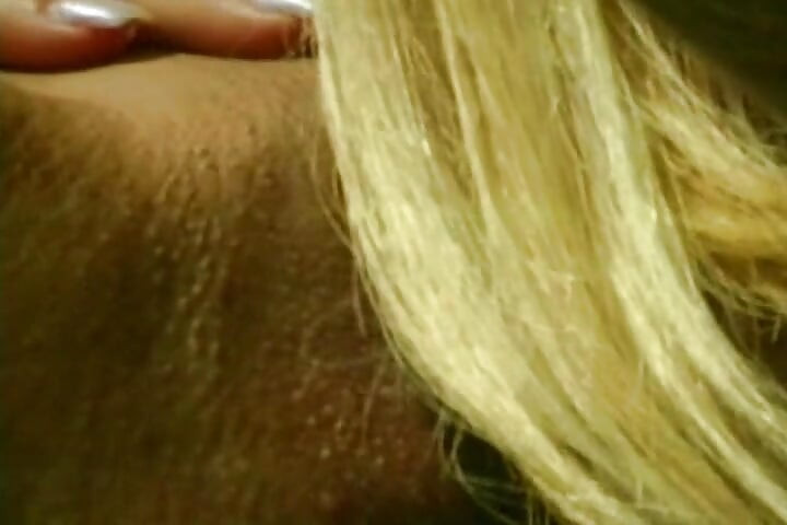 प्लैटिनम बड़े स्तन वाली पोर्नस्टार पूल पर डिल्डो साझा कर रही हैं