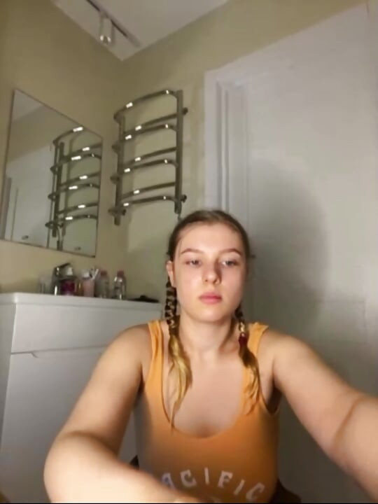 Jucielussie masturbándose duro en el baño