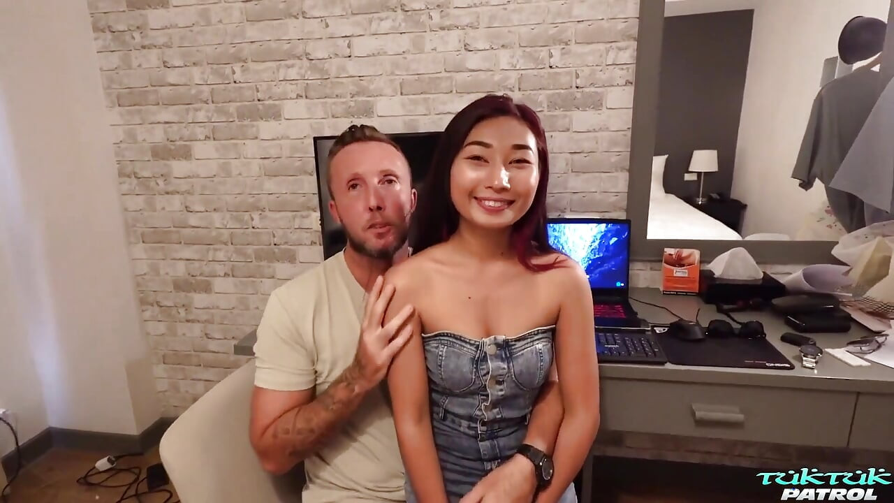 Deux étrangers partagent une Thaïlandaise asiatique sexy