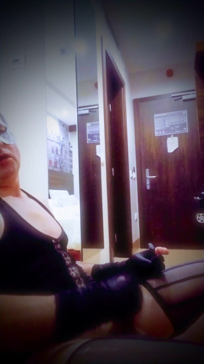 Uzbudljiv trenutak iz "Kurvinskog transvestita za tate u hotelskoj sobi"