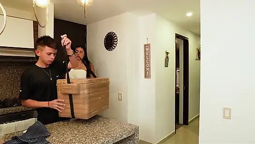 Konut Bakire, Çekici Ve Iri Poposlu Müşterisi Tarafindan Hatasini Düzeltiyor