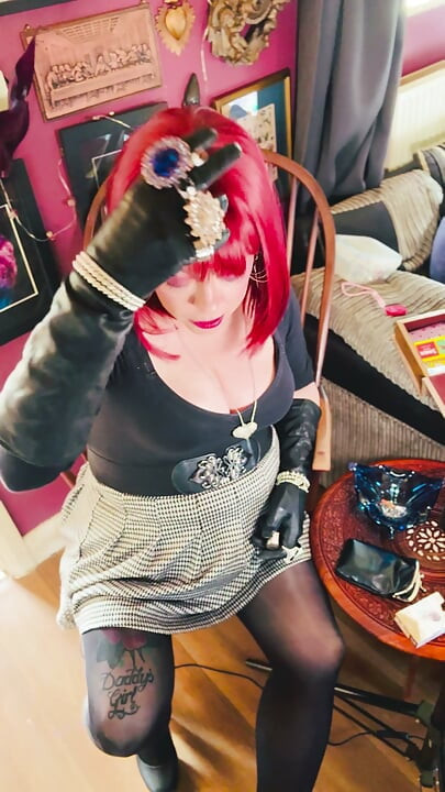 A Naughty secretary Tina Snua Dons Leathe Gloves, Jewellery & Chain Smokes 2 Cigarettes - Smoking Pantyhose