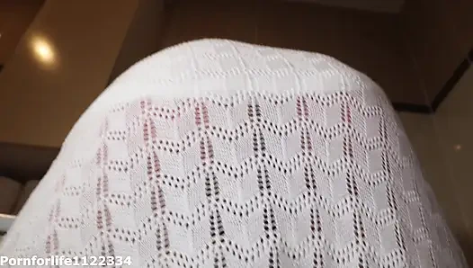 Der nachbar hat mein neues kleid komplimentiert und er hob es sogar an und fickte mich im stehen mit seinem riesigen schwanz