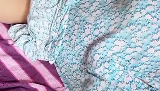 Aktris Sri Lanka Anne lagi asik mainin memek dan toket besar alaminya di malam hari