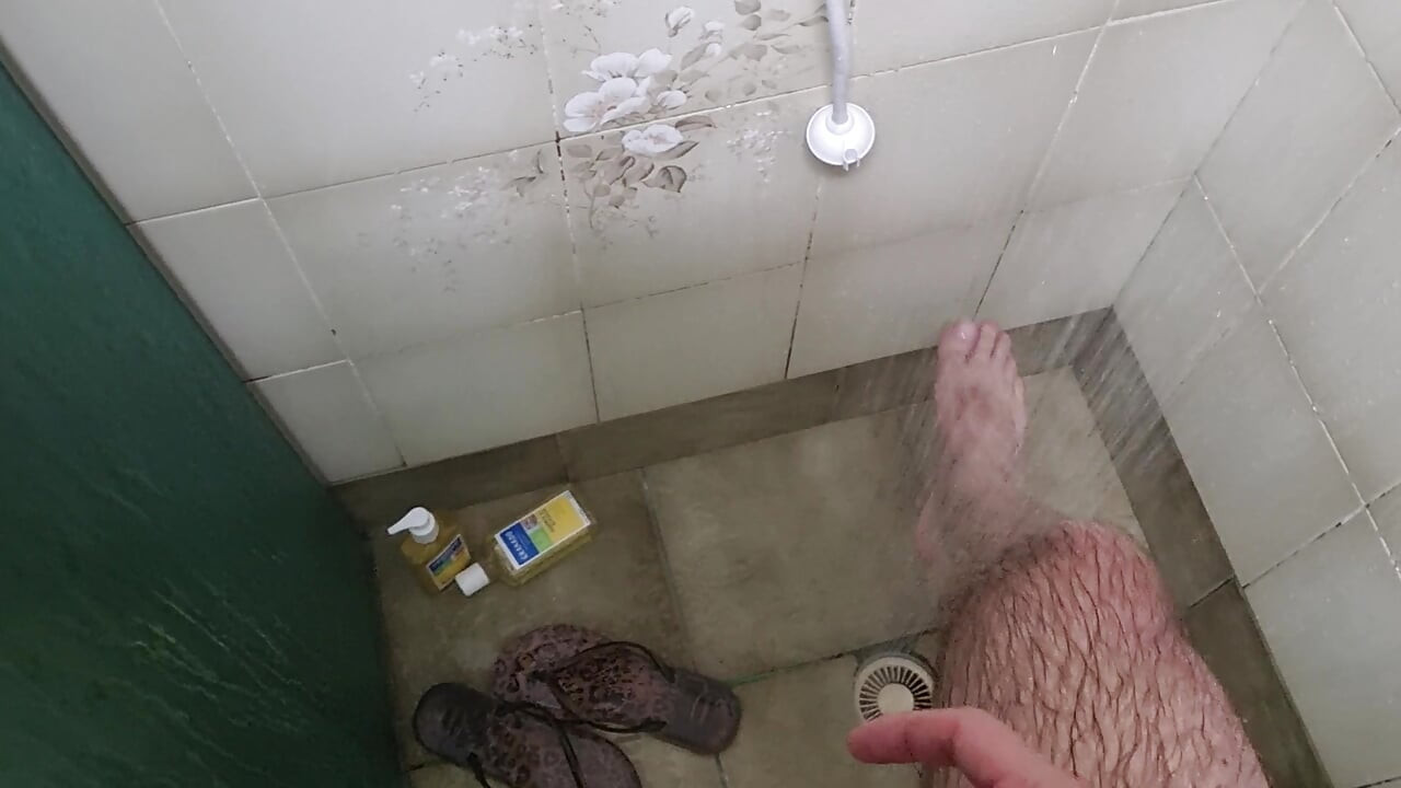 Masturbare păroasă la duș și gemete (Folosește telefonul)