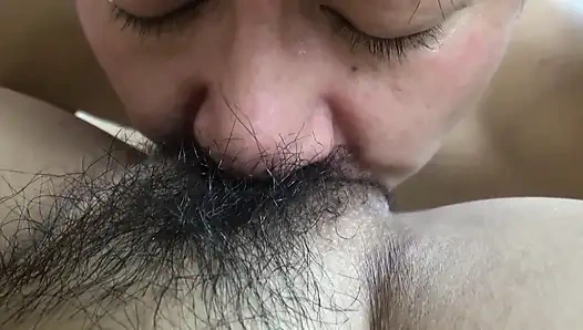 Genç kız mastürbasyonu ve yarakları seviyor!