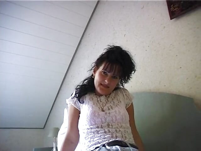 สาวสีผมบรูเน็ตนมเล็กกําลังถูหีขนดกของเธอ