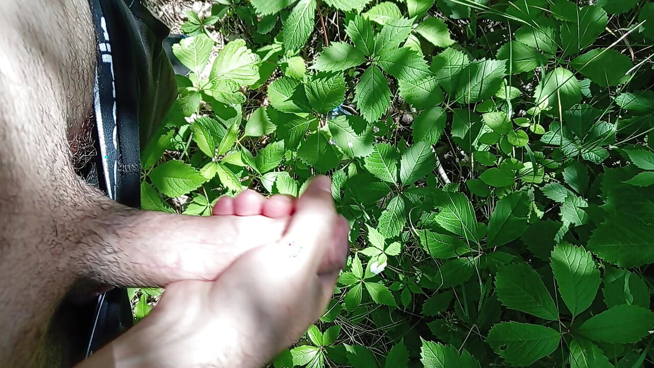 Outdoor Solo-handjob bis zum abspritzen