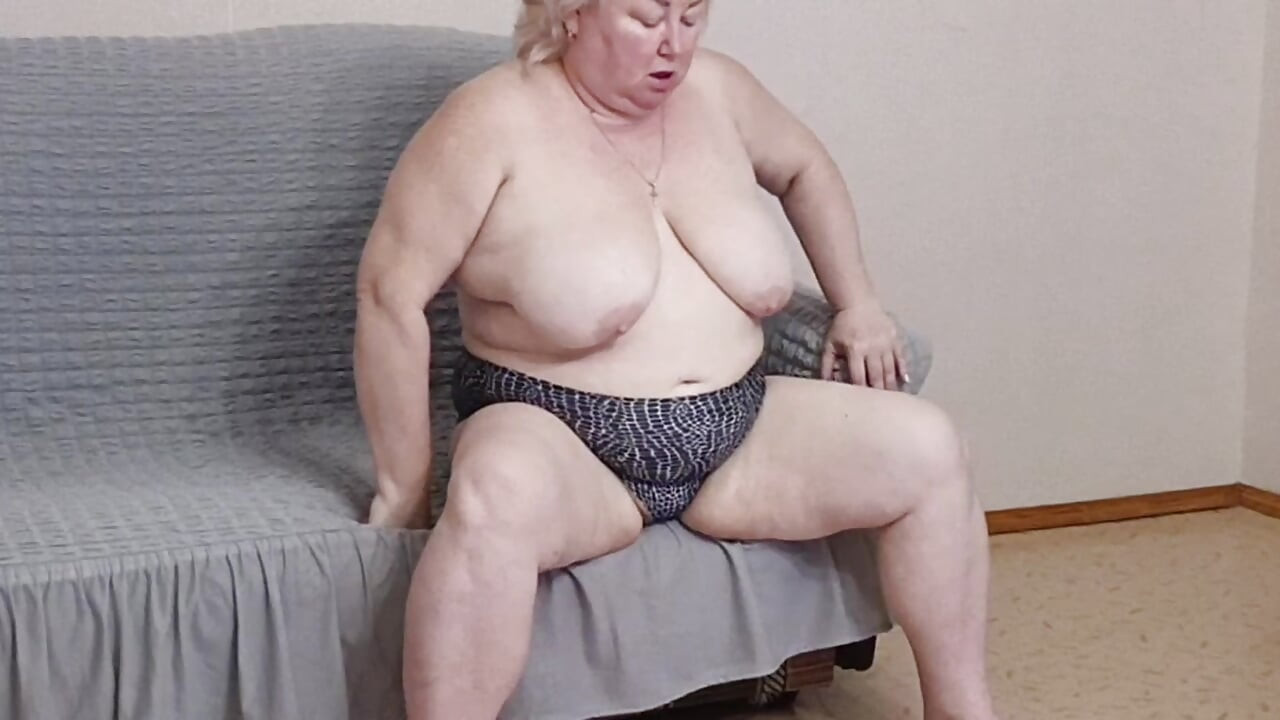 Mama vitregă se masturbează în fața camerei