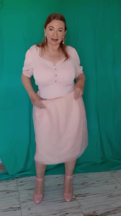 Kıyafetlerimi çıkarmaya başlıyorum... Striptiz! Zıplayan büyük göğüslerimle senin için çıplak dans et.