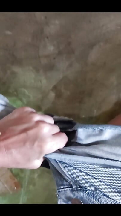 Kétségbeesett egy könyv olvasása közben.