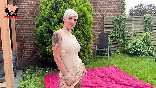 Блондинка MILF трахается в своём саду!