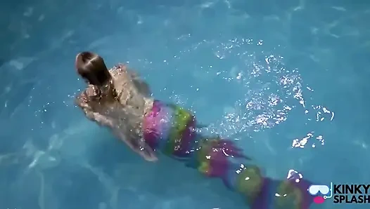 In gefangene meerjungfrau neckt dich im pool