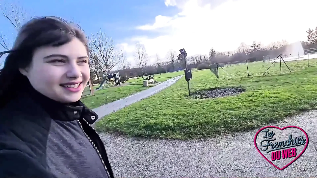 Clara, 一个淫荡的年轻女人, 她有点害羞但喜欢做爱