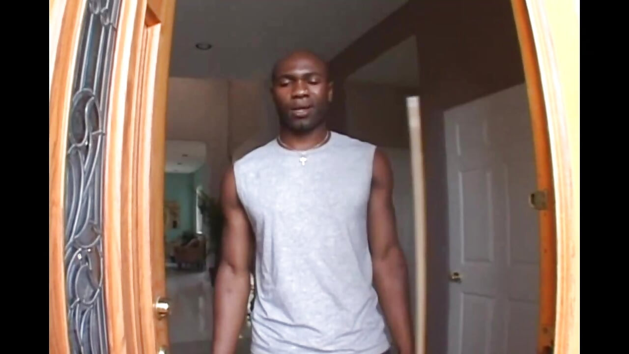 Большой огромный черный член для грязной блондинки-шлюшки