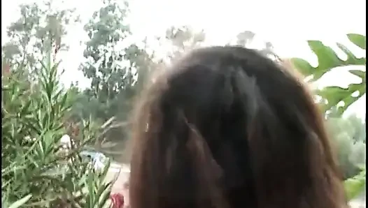 Si cantik bertubuh penuh mengambil kontol di mulutnya di sofanya