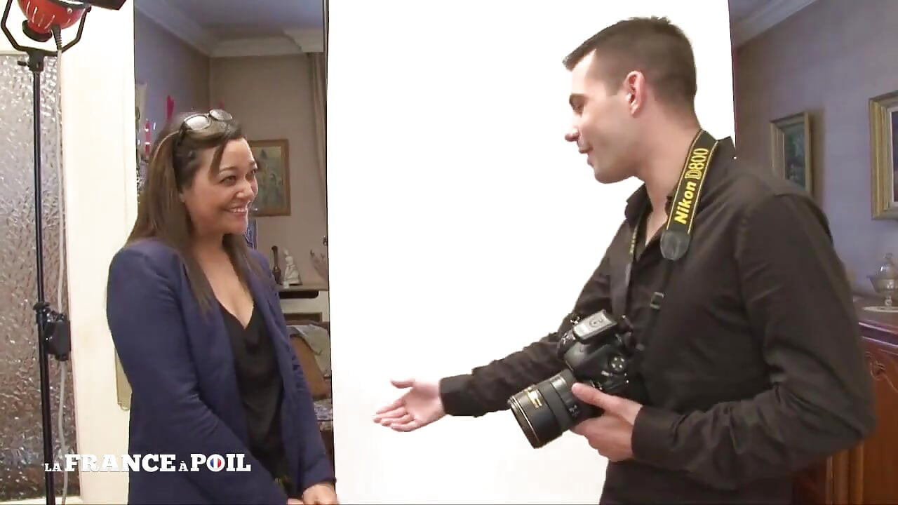 Divna djevojka dobiva prvi put analno s fotografom