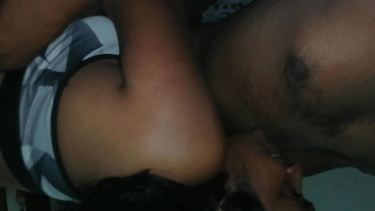 Der riesige schwanz des schwiegervaters hängt unter seinem sarom fÃ1/4r stieftochter rum