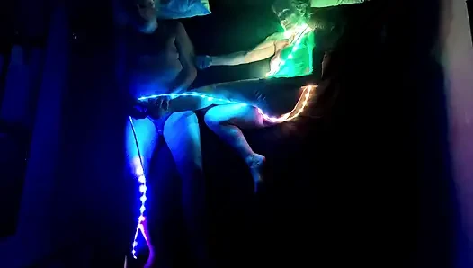 Zwei Lichtexperimente – eine mit Aufheller, das andere mit einem LED-Streifen