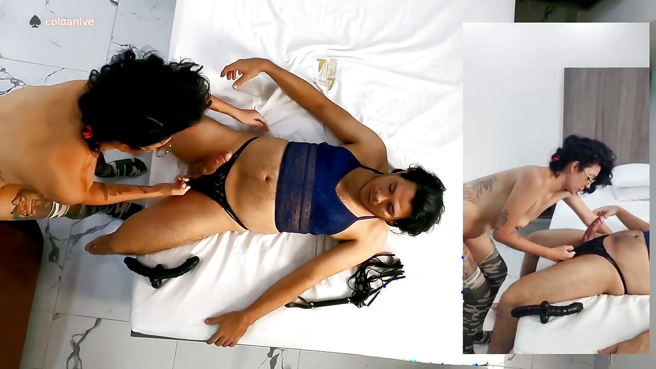 女人用雙頭假陽具操她的男友，然後在操完我後舔他的精液