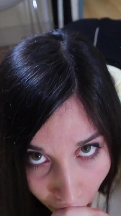 来自“第一人称视角：深喉我的继兄弟”的情感时刻