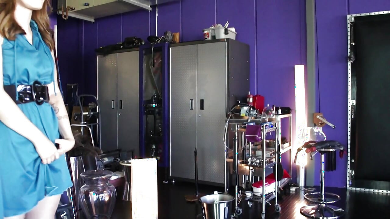 従順な猫を誘惑するLezdom Nina Hartley