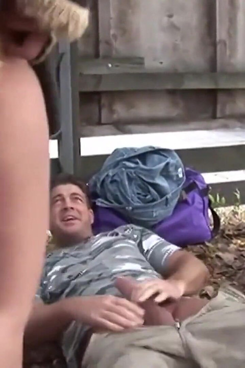 Krátkovlasá brunetka to miluje