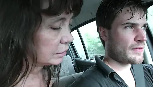 Ich meine haarige 59-jährige vermieterin im wald 5122 3