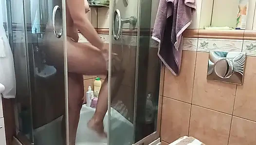 писаю и мастурбирую в душе