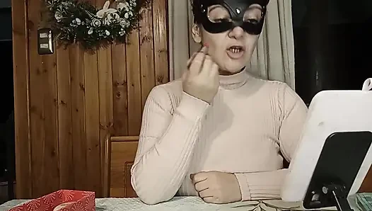 Maggy наносит губную помаду