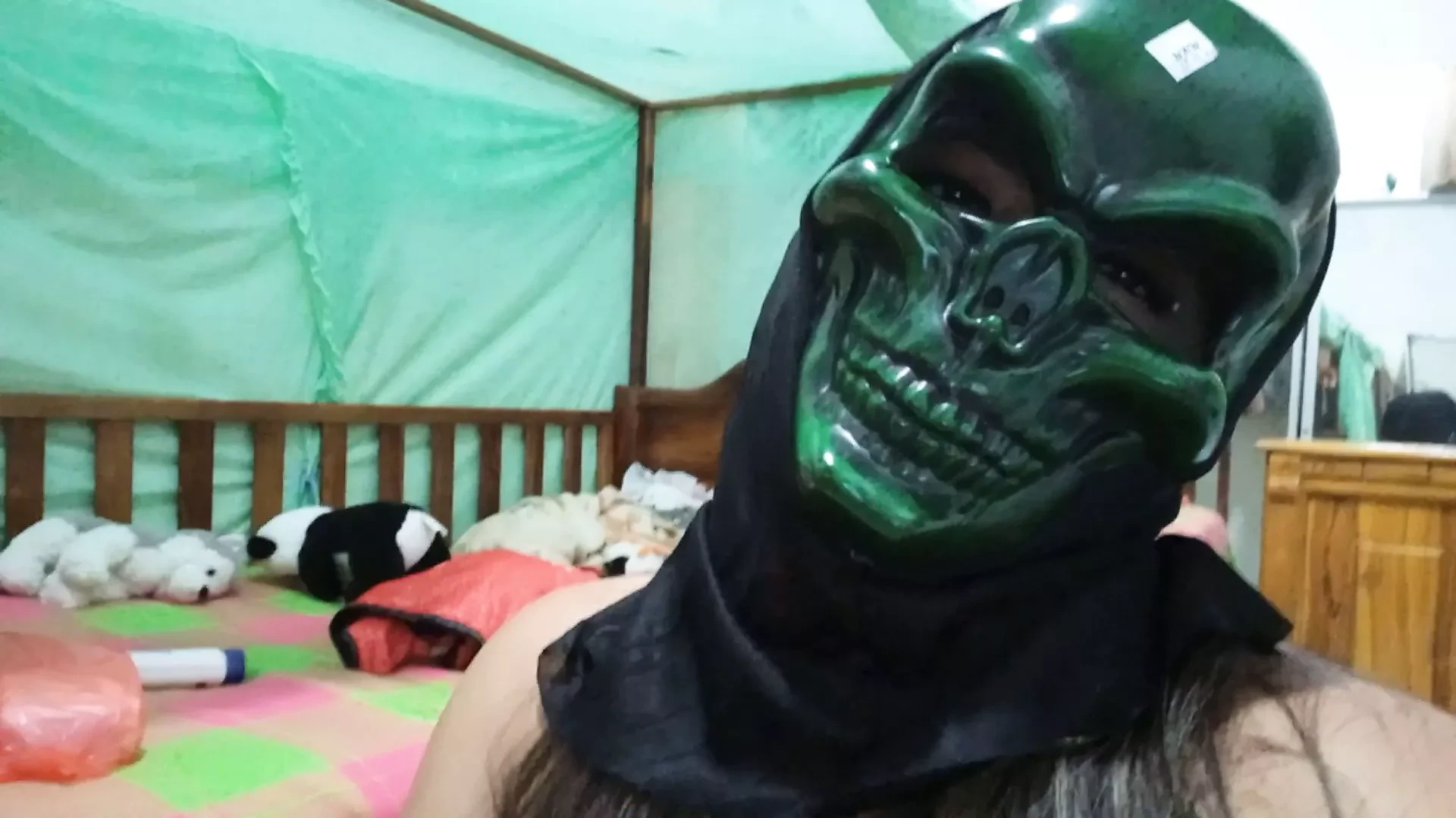 漂亮少女准备用黑色的大假阳具做爱