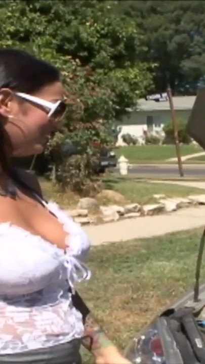 Cycata brunetka nastolatka z silikonowymi cyckami podniosła się | Klip 1