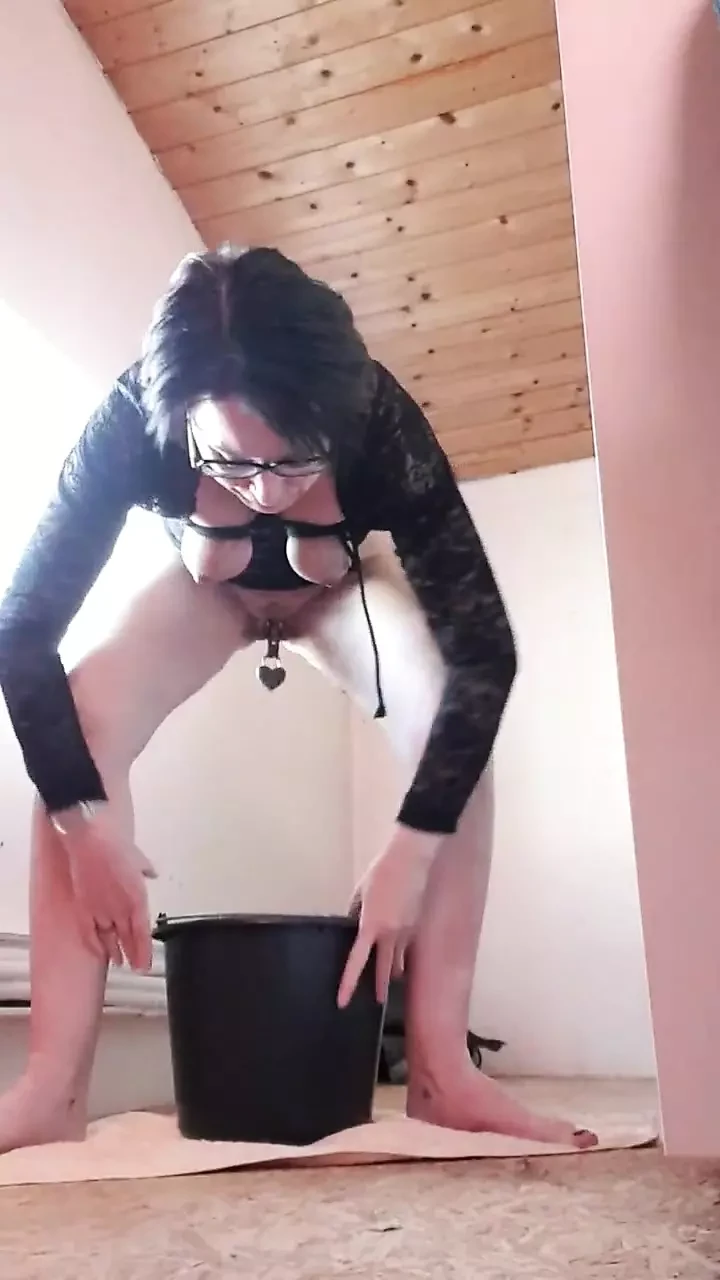 Mamuśka Julie tryska na wiadro