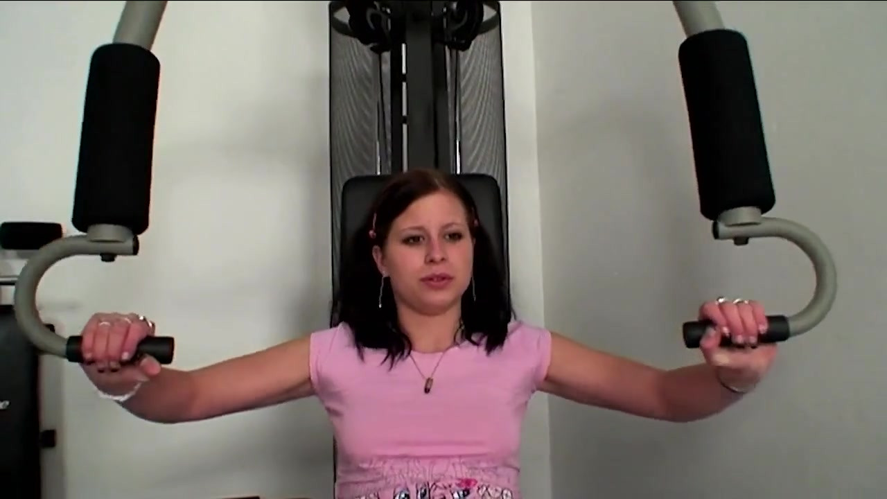 若い美女たちがジムで年老いた男に乗る情熱