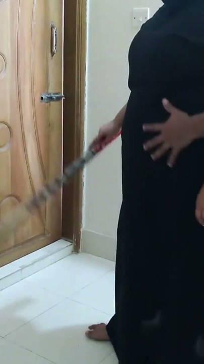 Culo grande y tetas enormes mucama saudita cogida por el hijo de 18 del dueño mientras limpia la habitación | Clip 2