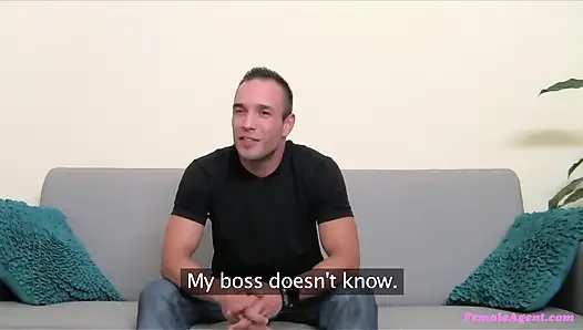 Female Agent - ein süßer typ hämmert die muschi der MILF-agentin zu atemberaubendem orgasmus