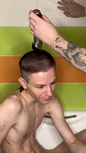 亚历克斯在浴缸里割掉 evgeny 裸体头发！