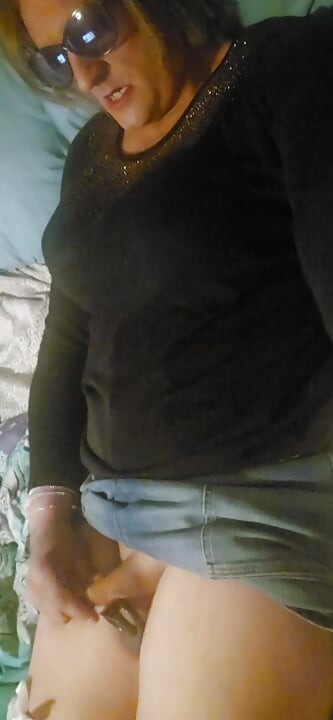 Pego ele na minha camisa de sutiã da saia se masturbando