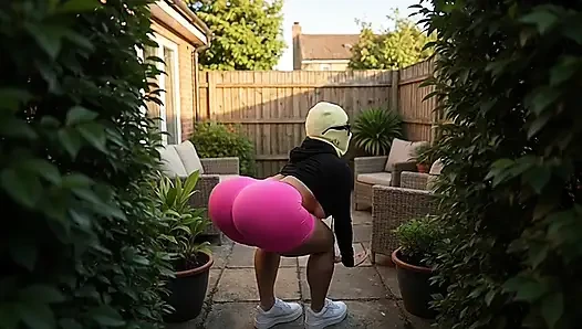 Zierliche stiefschwester mit dickem arsch twerkt im garten