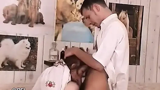 Memek dewasa berbulu disetubuhi dengan keras