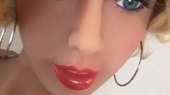 Шлюховатая блондинка-секс-кукла со вздернутыми сиськами делает стриптиз