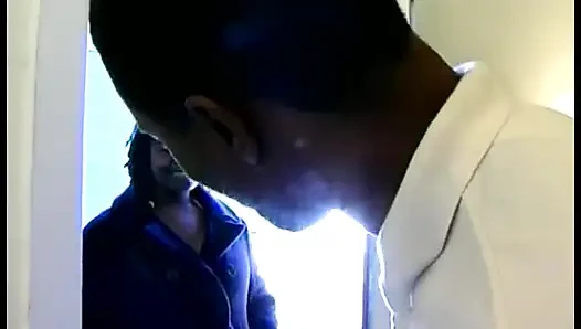Dolgulu zenci ateşli Shadow Cat ıslak amcığını siktiriyor