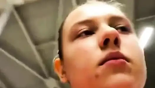 Pelatihan seksi di gym dengan leggins