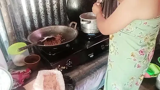 Yemek pişiren kayınvalidesi soyunuyor