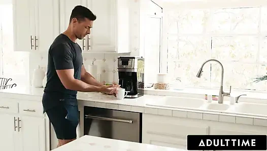 ADULT TIME - das sexsüchtige schätzchen julia james squirtet während der hinterhältigen masturbation zufällig auf stiefvater