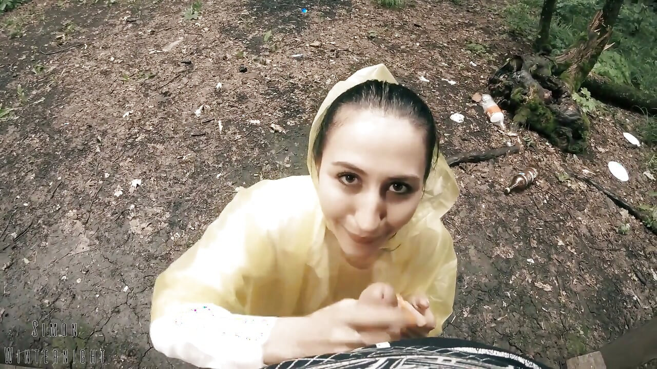 بلک لین با بارانی زرد که در جنگل کیر می مکه - ساک زدن در فضای باز و انزال در دهان