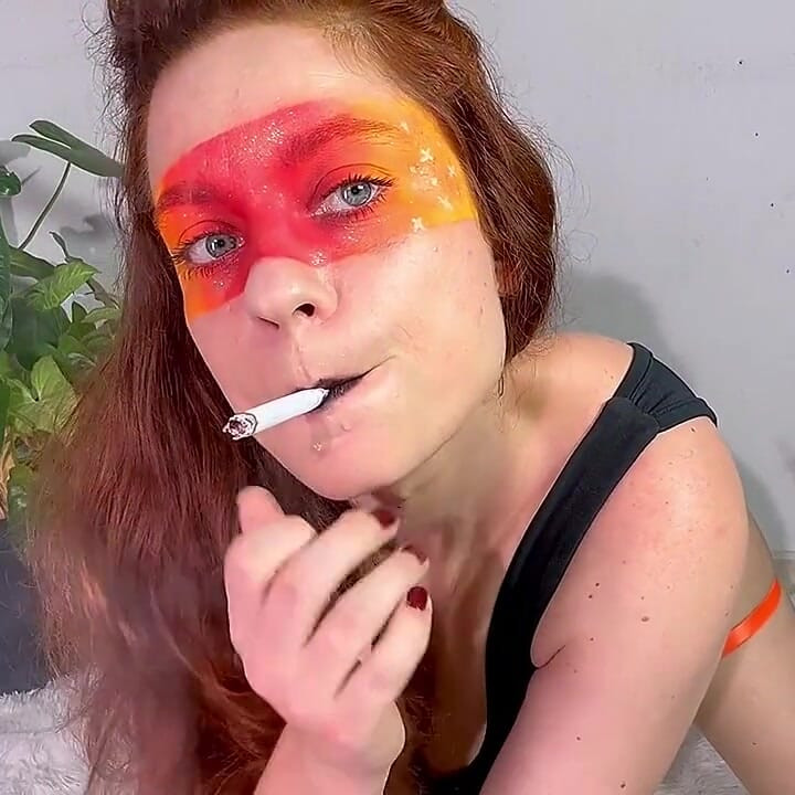 Fumando con un aspecto increíble