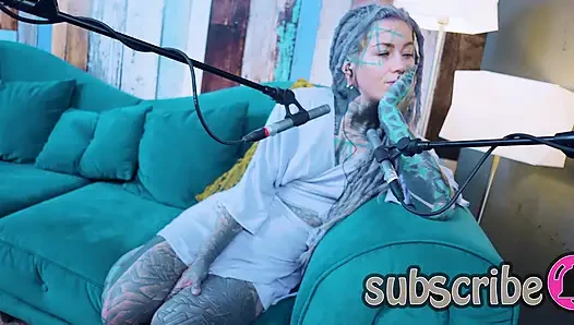 Aku bicara tentang L - LOVE - ASMR podcast SFW berbicara tentang gadis gothic bertato rambut gimbal