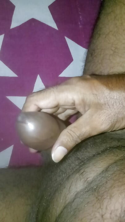 Pekerjaan tangan bekerja di rumah dengan mengocok penis merasa santai dan pikiran segar ketika mani muncrat keluar.